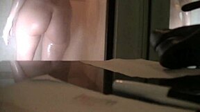 Biorę prysznic w hotelu dla swingersów, a mąż nagrywa specjalną wiadomość dla ciebie.