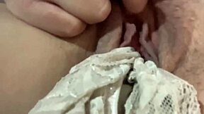 Iz bližine, polnjenje hlačk in prstovanje mokre pičke