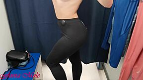 Chica impresionante con figura perfecta prueba leggings deportivos para yoga en probador
