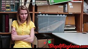 La petite voleuse reçoit une tête et se fait baiser par le garde de sécurité