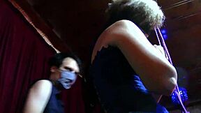 Nyx svázaná v korzetu a punčochách snáší intenzivní šimrání od Glitcha v minisukni