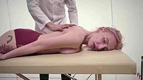 Jane Dreadlocks dá massagem relaxante com tratamento de cócegas nas axilas topless