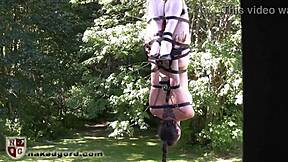 Σκλάβα με Μπάλα στο Στόμα Κρέμεται σε Σφιχτό Δεσμό για Κυριαρχία