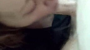 Jeg så hende sluge sæd som en pro i denne blowjob