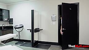 Tangkap MILF nympho Prestyn Lee melancap, aku ambil kesempatan dalam filem fantasi penuh