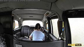 Fake Taxi: Süße Blonde reitet Schwanz für schnelles Geld