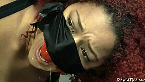 Chica mixta grita en bondage, ¡no puedo más!