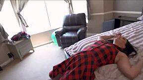 Wow! Riscaldando la mia matrigna Sheena Ryder con deepthroat per papà!