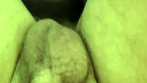 جميلة روسية هاوية تغري رجل عجوز، تركب زبه بشهوة خالصة.