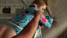 Młoda szuka pocieszenia ojczyma w łóżku po koszmarach - Dadlust