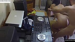 DJ дžокеј јебе жестоко током музичке сесије на PamelaSanchez.eu