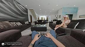 Plavolaska tetovirana deklica v tabu VR trojki