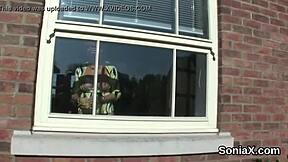 Pogledaj Gill Ellis kako pokazuje svoje ogromne sise u donjem rublju!