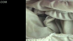 Periksa celana dalam istri di parkiran picu aksi kotor mobil umum. Kok cepet banget naiknya?