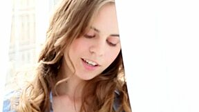 Милая балерина раздевается, чтобы показать свои натуральные сиськи для тебя