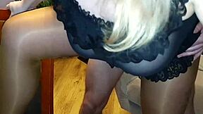 パンティーストッキングのホットミルフが後ろから激しく突かれる