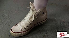 Uniformert britisk voyeur kommanderer runker fyr i sjokkerende opptreden!