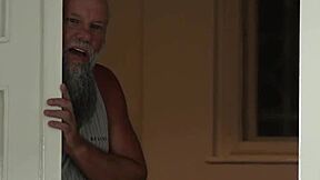 Wow! To gamle mænd hamrer lille teen i anal og fisse med ansigtsudløsning!