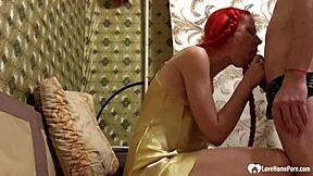 אחות חורגת ג'ינג'ית מקבלת זיון קשה בדוגי עם זריקת זרע