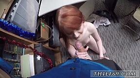 שוטר מפשיט נערה 18+ במדים בגלל גניבה קטנה. מה קורה אחר כך?