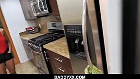 Micuța 18+ asiatică Ember Snow călărește tare pula tatălui vitreg.