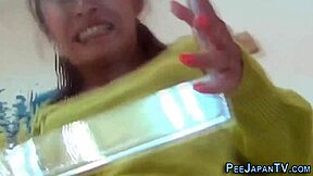 Adolescentă asiatică 18+ cu păr pubian prinsă urinând în public cu priviri furișe