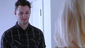 Plavolaska najstnica 18+ trdo udarjena od bratca v divjem akciji.