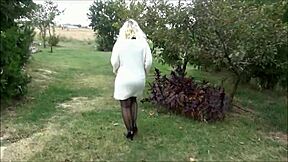 Mira este upskirt de nylon con culo grande en mujer sexy de oficina