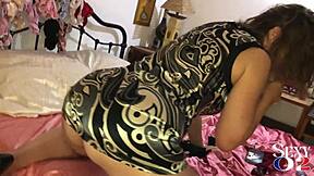 Hej, hočeš videti to francosko amaterko v satenasto hlačkah, kako dobi šamaranje in pojebanje v pesji pozi? Stavim, da ne moreš odoliti njenemu ritu v spodnjem perilu!