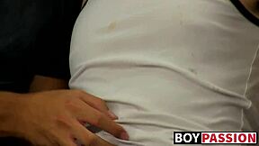 Ik kan niet stoppen met denken aan drie twinks die hard neuken. We zoenden zo wild!