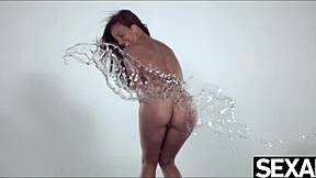 Intohimoiset rakastavaiset tuntevat voimakasta nautintoa kulissien takana