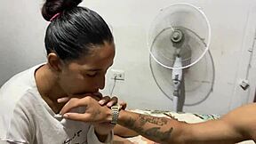 Oye, ¿te gusta cómo mi hermanastro juega con mis tetas y mi coño?