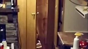 เอ่อ จับได้เมียในห้องน้ำ หยุดดูไม่ได้กับตัวโกน