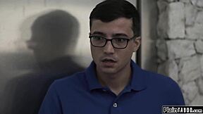 Γεμάτη MILF γαμάει έφηβο 18+ γείτονα μπροστά στη γυναίκα κατά τη διάρκεια ταμπού υποθέσεως