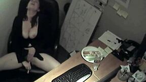 Секретарша, покажи, как ты ласкаешь свои большие сиськи