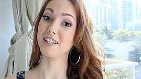 Jag tittar på denna nakna 18+ tonåringshora bli knullad hårt i en tävling