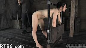 Uso arnés sadomasoquista para follar desordenado con coño apretado POV