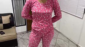 Hijastra baila en regazo de padrastro, moviéndose salvaje ¡qué vídeo amateur caliente!