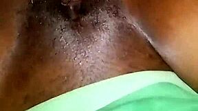 A bunda preta da colega de quarto leva creampie na cama?