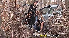 Kadonnut milf naidaan kovaa metsässä ulkona