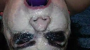 Ms tl usa il dildo per un gioco di gola disordinato