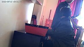 Irodai dolgozó szopja a főnök óriás farkát krémkitöltésért