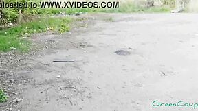 Russa nua na rua fazendo loucuras no carro