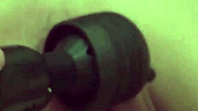 vibrator v japonsko pičko v akciji izbliza