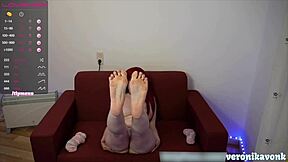 Trljam svoju sočnu pičku vibratorima u čarapama