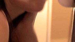 Nervösa tonåringar med genomblöt fitta slickad av äldre lesbisk vän