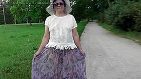 زوجة تظهر كسها السمين في فستان شفاف في الخارج