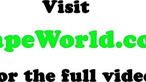 Привлекательная евробэби раздвигает тугую жопу