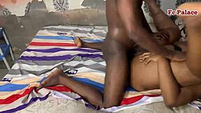 Damen ved siden av lærer meg sexstillingen kalt saks