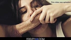 Cowok Horny Makan Babe Sebelum Geser Kontol Besar ke Pussy Ketat